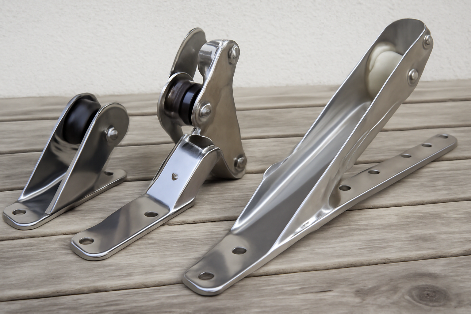 Les différents types de daviers de proue : fixe, basculant, delphinière